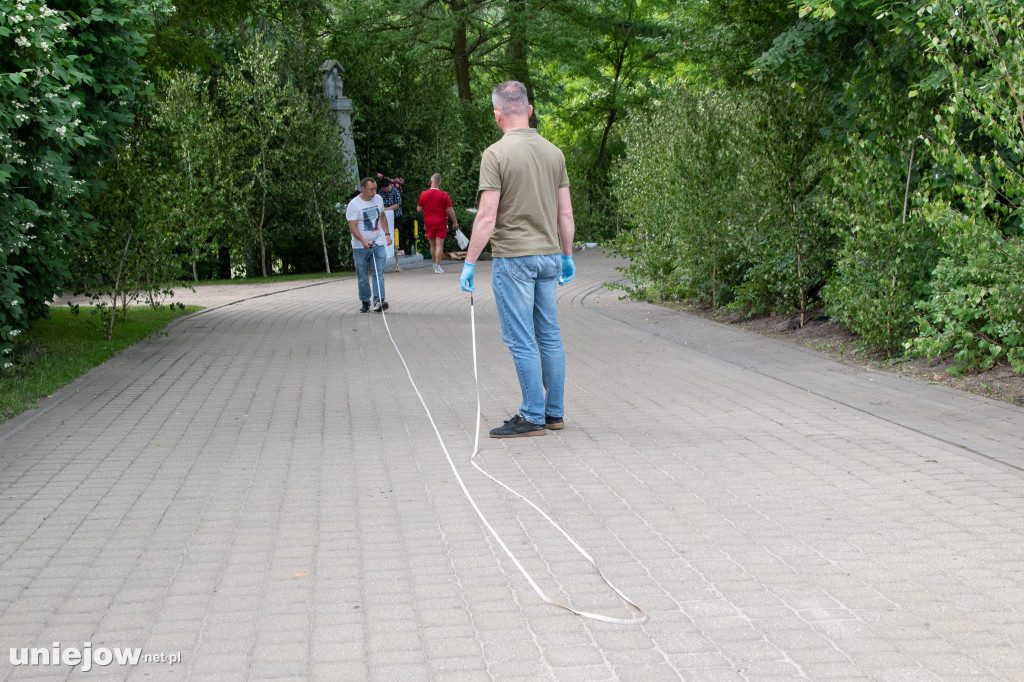 W Spycimierzu powstają słynne kwiatowe dywany