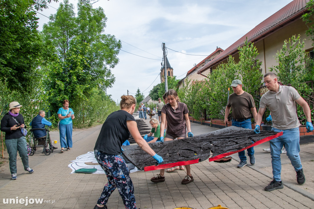 W Spycimierzu powstają słynne kwiatowe dywany