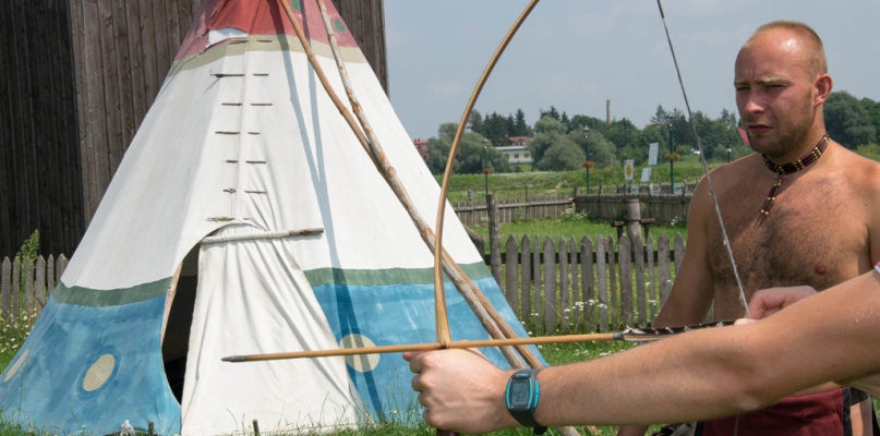 Mieszkają w tipi i robią to, co kochają. Zobacz wioskę indiańską 