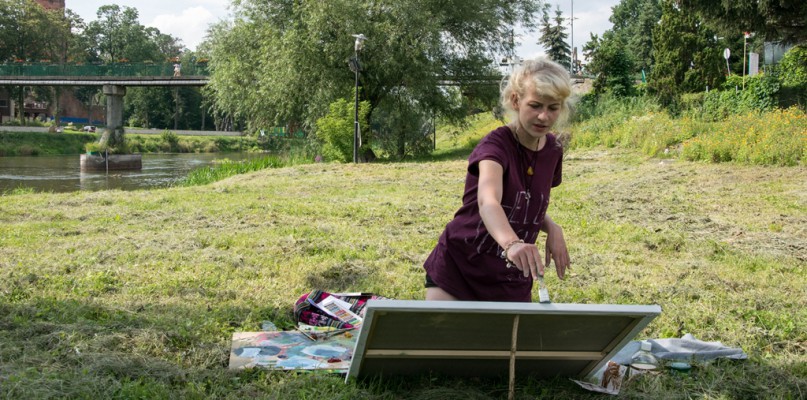 Studenci Akademii Sztuk Pięknych na plenerze w Uniejowie