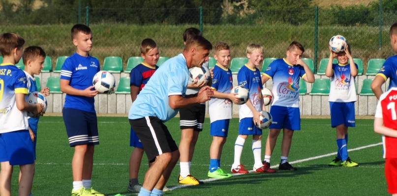 na zdj. Adam Kryger z zawodnikami Uniejowskiej Akademii Futbolu