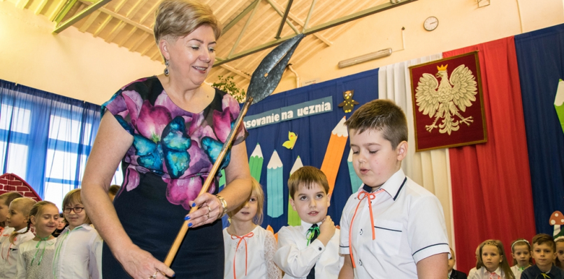 Fot. Dyrektor Małgorzata Komajda w trakcie pasowania pierwszoklasistów na uczniów.
