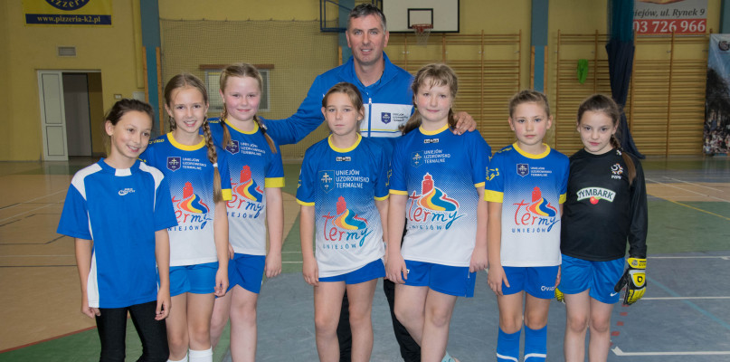 Na zdj. zawodniczki z Uniejowa z trenerem Piotrem Kozłowskim.