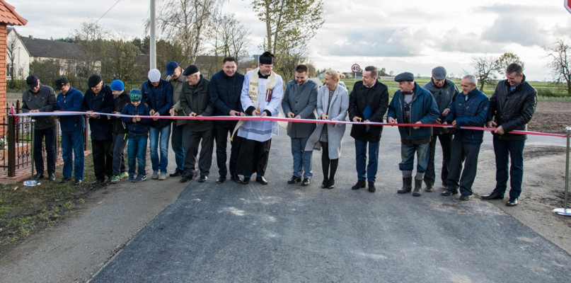 Uroczyste przecięcie wstęgi na drodze w Zaborowie.