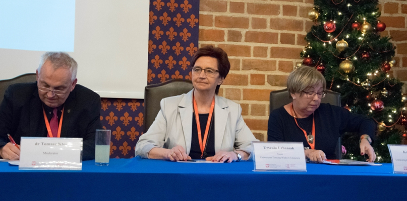 Za zdj. Urszula Urbaniak - prezes Uniejowskiego Uniwersytetu Trzeciego Wieku.