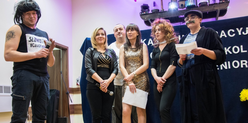 Spycimierskie gwiazdy podczas występu na scenie.