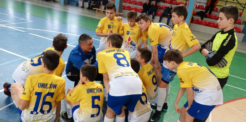 Na zdj. zawodnicy Uniejowskiej Akademii Futbolu Ebiego Smolarka (rocznik 2005) z trenerem Tomaszem Bartosikiem. Fot. Uniejowskie Stowarzyszenie Aktywni