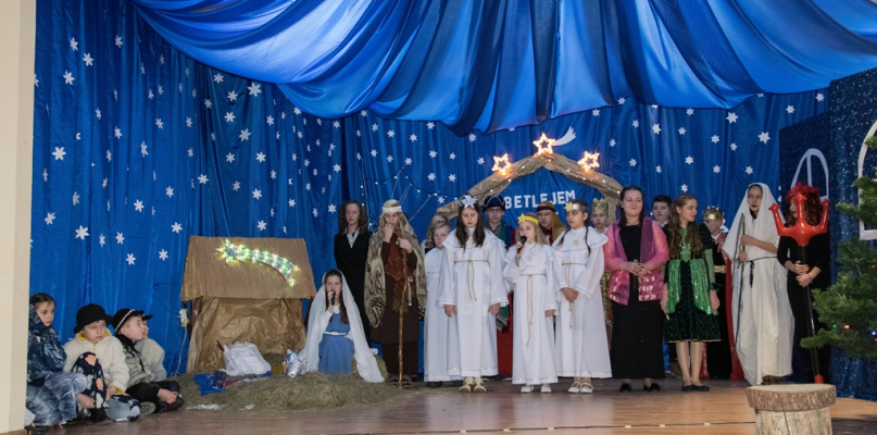 Młodzi aktorzy na scenie sali OSP w Wilamowie.