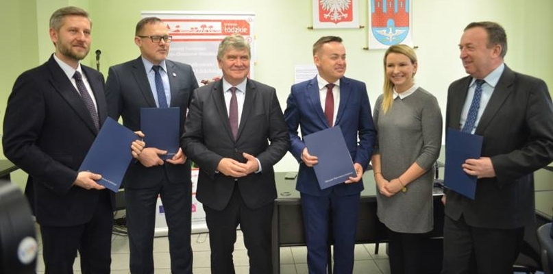 Umowy na modernizację targowisk wręczył marszałek Witold Stępień.  fot. https://www.facebook.com/witold.stepien/