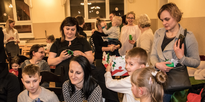 Wszystkie kobiety z okazji ich święta otrzymały od przedszkolaków własnoręcznie przygotowane papierowe kwiatki.