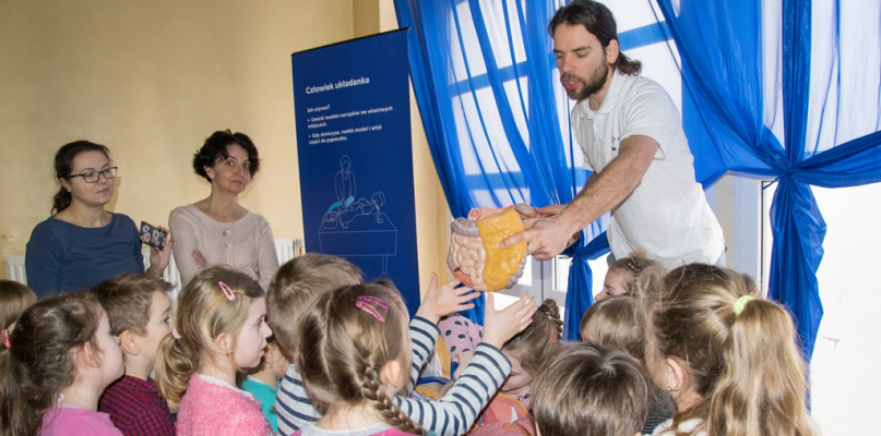 Uniejowskie przedszkolaki podczas wykładu z edukatorem z Centrum Nauki Kopernik.