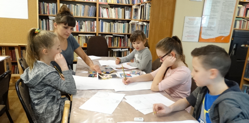 Warsztaty w bibliotece poprowadziła Julita Polipowska. Fot. M-GBP w Uniejowie.