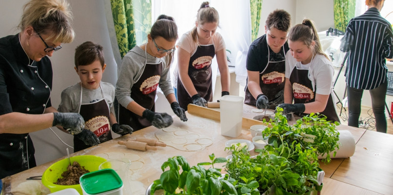 Uczectnicy warsztatów gotowali tym razem w PIEROGARNI POD 30-TKĄ.