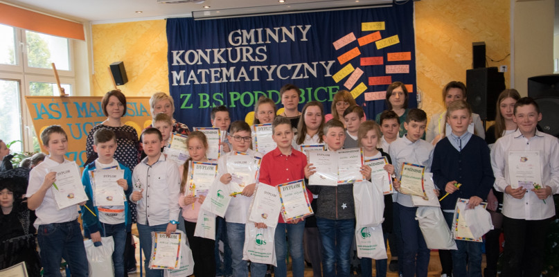 Na zdj. uczestnicy konkursu matematycznego .