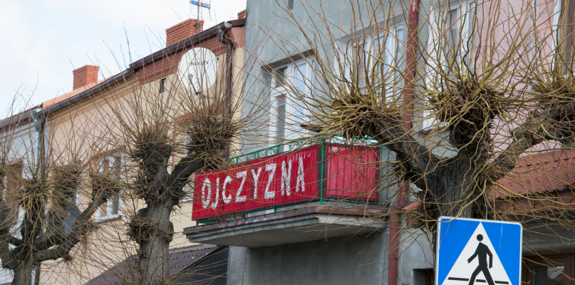 Na kilku balkonach już pojawiły się pierwsze dekoracje z okazji rocznicy.