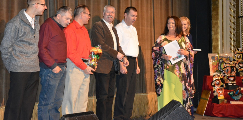 Na zdjęciu uczestnicy Albertiany z Anną Dymną podczas gali w Krakowie. 