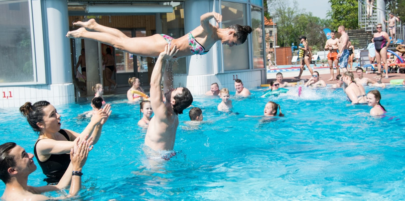 Uczestnicy programu ,,Dancing With The Stars. Taniec z Gwiazdami" w kompleksie basenów termalnych.