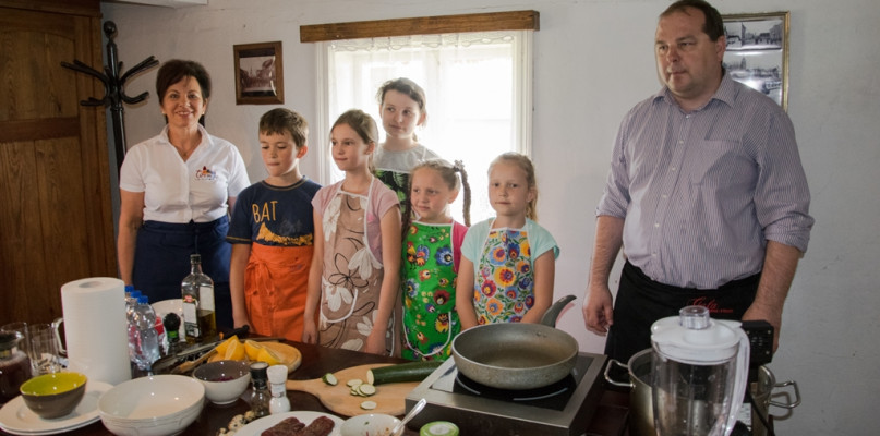 Na zdj. uczestnicy warsztatów w Zagrodzie Młynarskiej.
