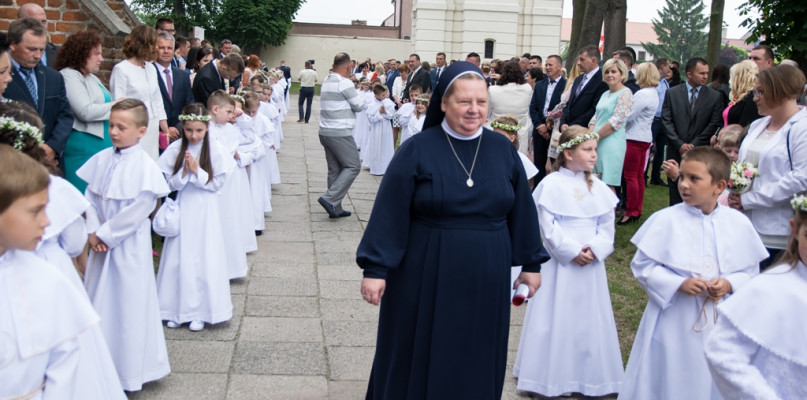 W tym roku do Pierwszej Komunii Świętej w Uniejowie przystąpiło 66 dzieci.