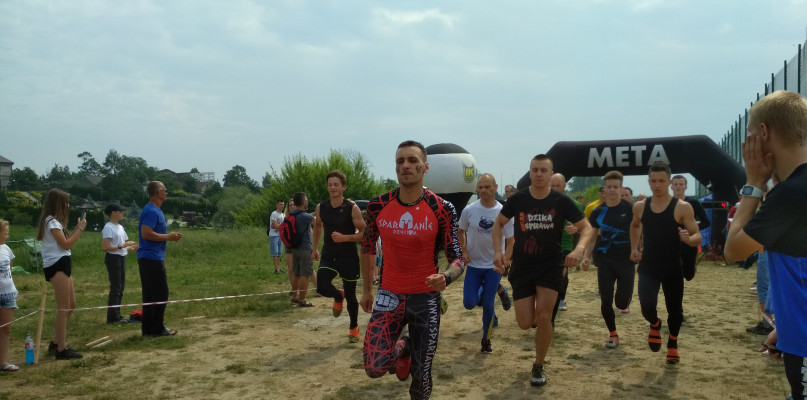 Zdjęcie podczas startu z biegu ExTermynator. Pierwszy od lewej to zwycięzca biegu - Adam Łukasiak.