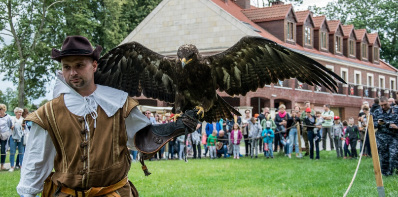 Już od kilku lat atrakcją uniejowskich turniejów są pokazy sokolników z czeskiej grupy "VANCOS".