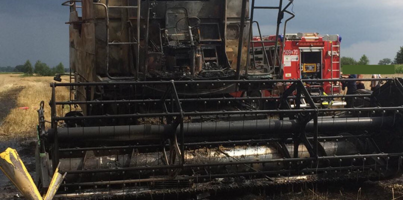 Kombajn spłonął podczas żniw [ZDJĘCIA]