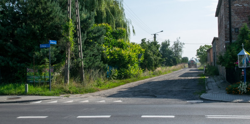 Na zdjęciu fragment ulicy Rzecznej, który wyremontuje powiat. Fot. uniejow.net.pl