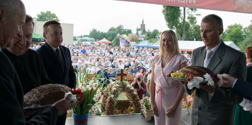 Na zdjęciu przekazanie dożynkowych chlebów przez starostów uroczystości.