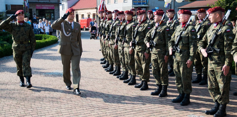 Asysty Honorowej I Dywizjonu Lotniczego z Leźnicy Wielkiej.