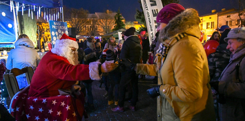 Przez całą imprezę św. Mikołaj pozował do zdjęć i rozdawał cukierki.