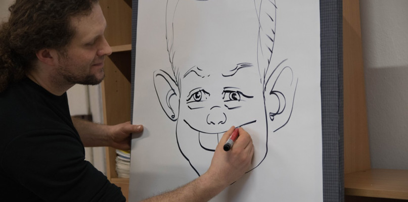 Pod okiem mistrza uczyli się rysować. Zobacz jak powstawały karykatury