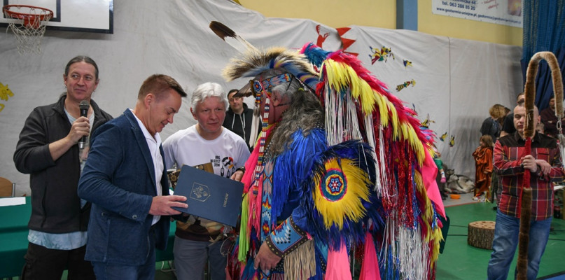 Podczas Pow Wow burmistrz Józef Kaczmarek wręczył Robertowi Soto specjalny medal za promocję miasta i gminy Uniejów.