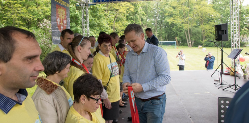 Robert Moskwa na scenie z podopiecznymi PŚDS w Czepowie.