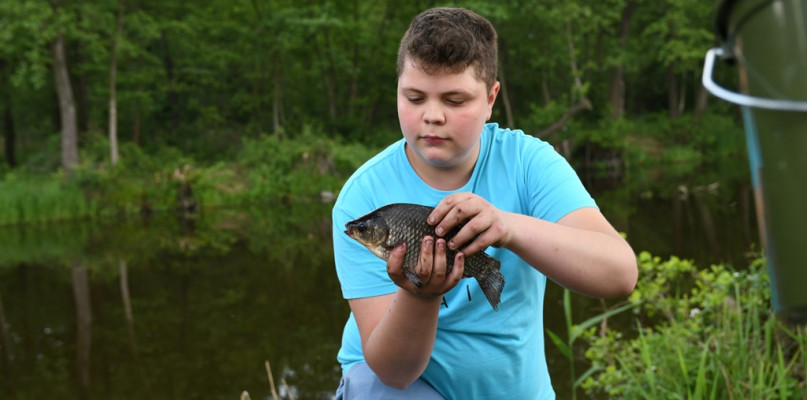 Kacper Jaszczura, który złowił 28 centymetrowego karasia