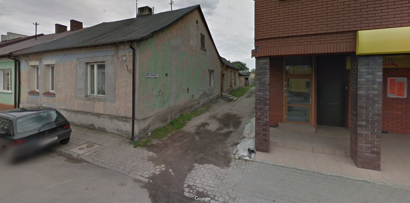 Do pożaru doszło w jednym z budynków na ulicy Araryjnej w Uniejowie. Fot. googlemaps. Zdjęcie archiwalne.