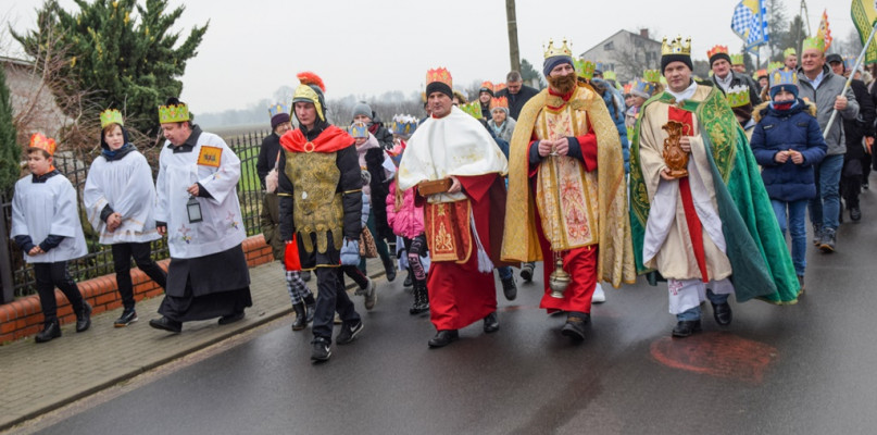 Na początku orszaku szli proboszcz tutejszej parafii oraz Trzej Królowie.
