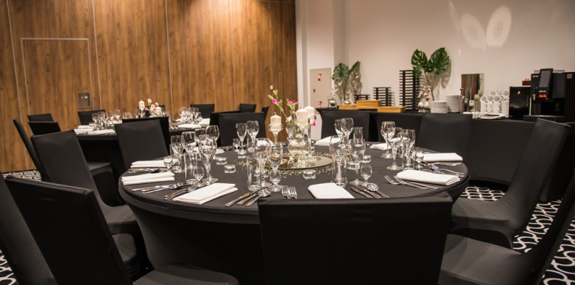 Dzięki dużemu wyborowi sal w Aparthotelu można zamówić organizację bankietu dla kilkunastu osób, ale również dużą imprezę dla kilkuset gości.