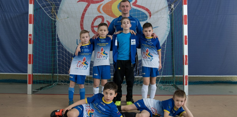 Drużyna UAF Ebiego Smolarka (rocznik 2011) z treberem Piotrem Masierą.