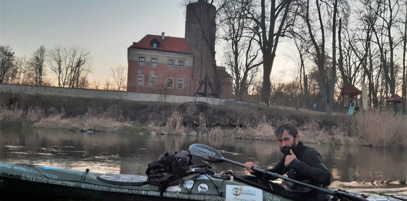 Płynie 808 kilometrów kajakiem pod prąd. Odwiedził Uniejów [FOTO]