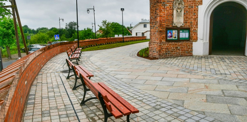 Zakończył się remont wokół uniejowskiej kolegiaty. Na terenie przy kościele pojawiły się także nowe ławki dla wiernych.