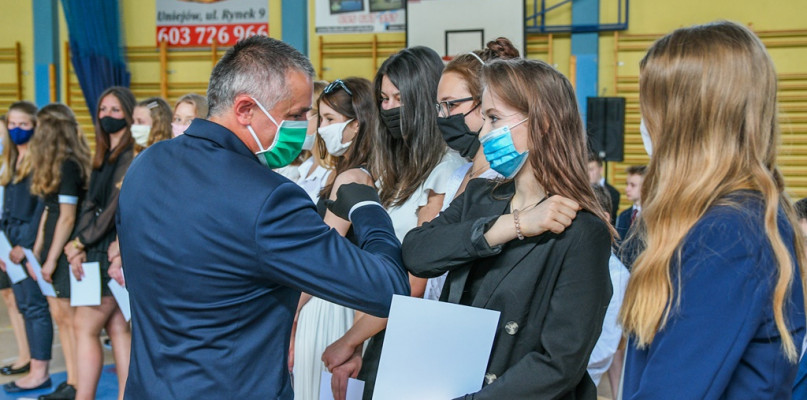 Tegoroczne pożegnanie absolwentów wyglądało inaczej niż w ubiegłych latach z powodu pandemii koronawirusa.Fot. Michał Kubacki