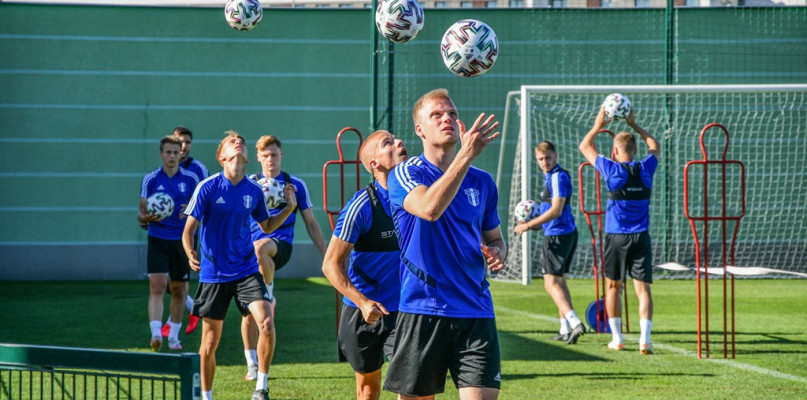 Zawodnicy Wisły Płock podczas treningu na boiskach w Uniejowie. Fot. Michał Kubacki