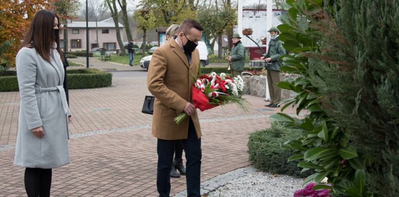 Wśród nielicznych delegacji kwiaty złożyli m.in. przedstawiciele Urzędu Miasta w Uniejowie i burmistrz Józef Kaczmarek.