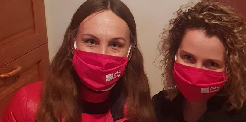 Fot. Uniejowskie wolontariuszki podczas wizyty u jednej z rodzin zakwalifikowanych do akcji Szlachetnej Paczki.