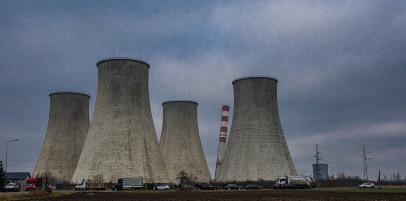 Zobacz jak runął komin elektrowni Adamów w Turku [ZDJĘCIA, WIDEO]