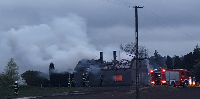 Pożar domu w Orzeszkowie koło Uniejowa. Trwa akcja straży pożarnej. fot. uniejow.net.pl