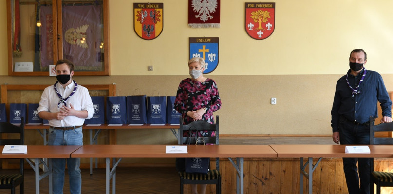 W rozdaniu nagród udział wzięli Małgorzata Komajda - starosta poddębicki, która objęła patronat nad konkursem, Adam Pakuła - komendant hufca oraz Jakub Pięgot - zastępca komendanta.