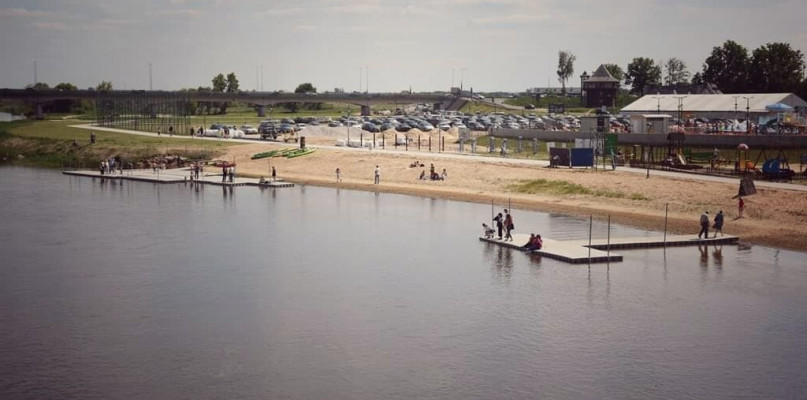 Przy plaży w Uniejowie pojawiły się pomosty.