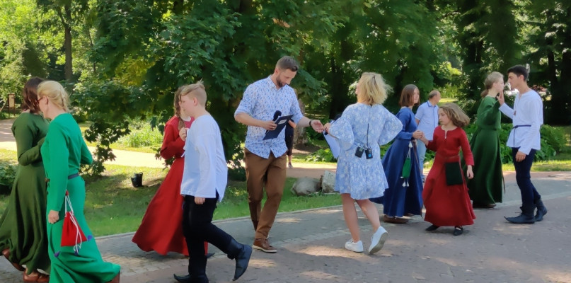 Podczas programu na żywo z Zespołem Tańca Dawnego DWORZANIE wystąpili również prowadzący program LATO Z TVP3.