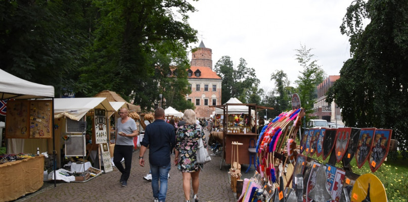 Trwa Uniejowski Jarmark Rzemiosła. Co kupimy na straganach? 